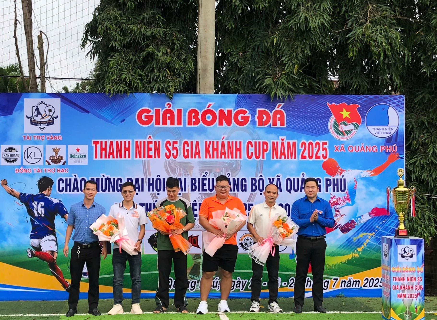 tang hoa cho cac đơn vị tài trợ